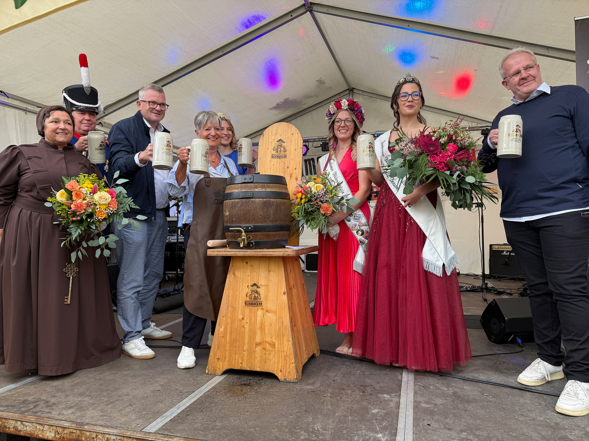 Menschen auf der Bühne beim Bürgerfest Bensheim mit Bierfass