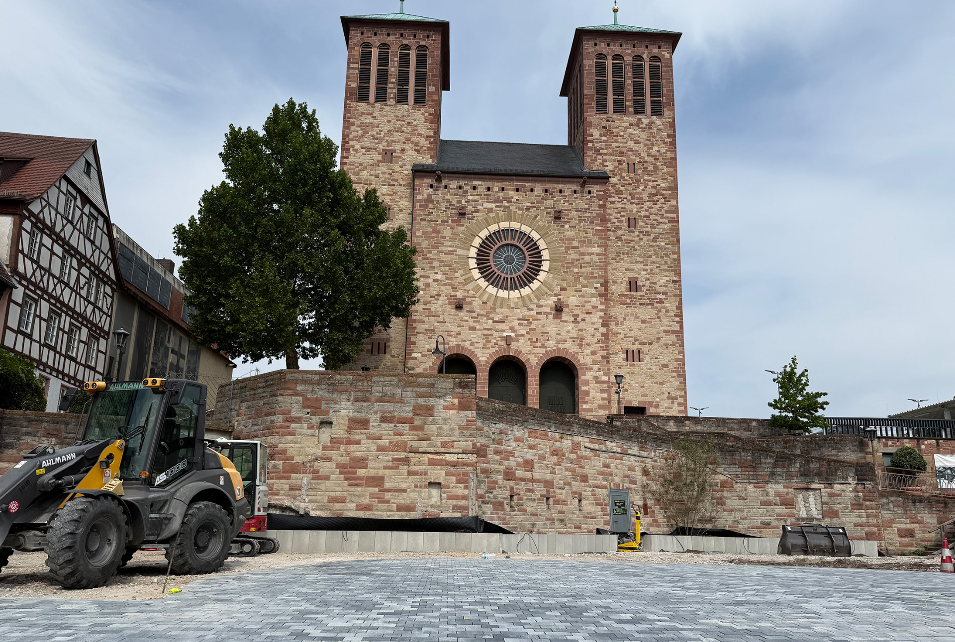 Arbeiten auf dem Marktplatz und im Hintergrund die St. Georg Kirche