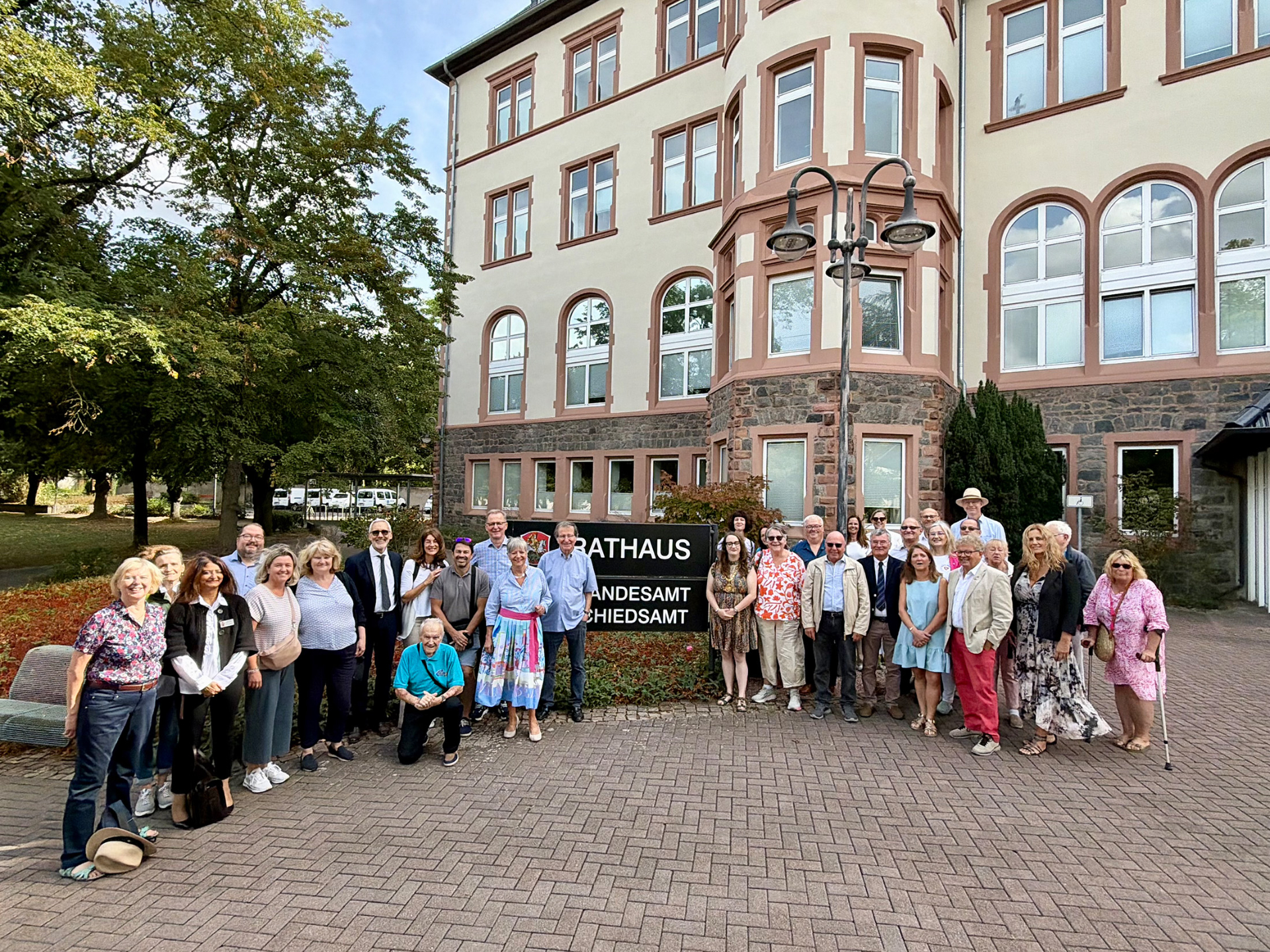 Personen stehend vor dem Rathaus