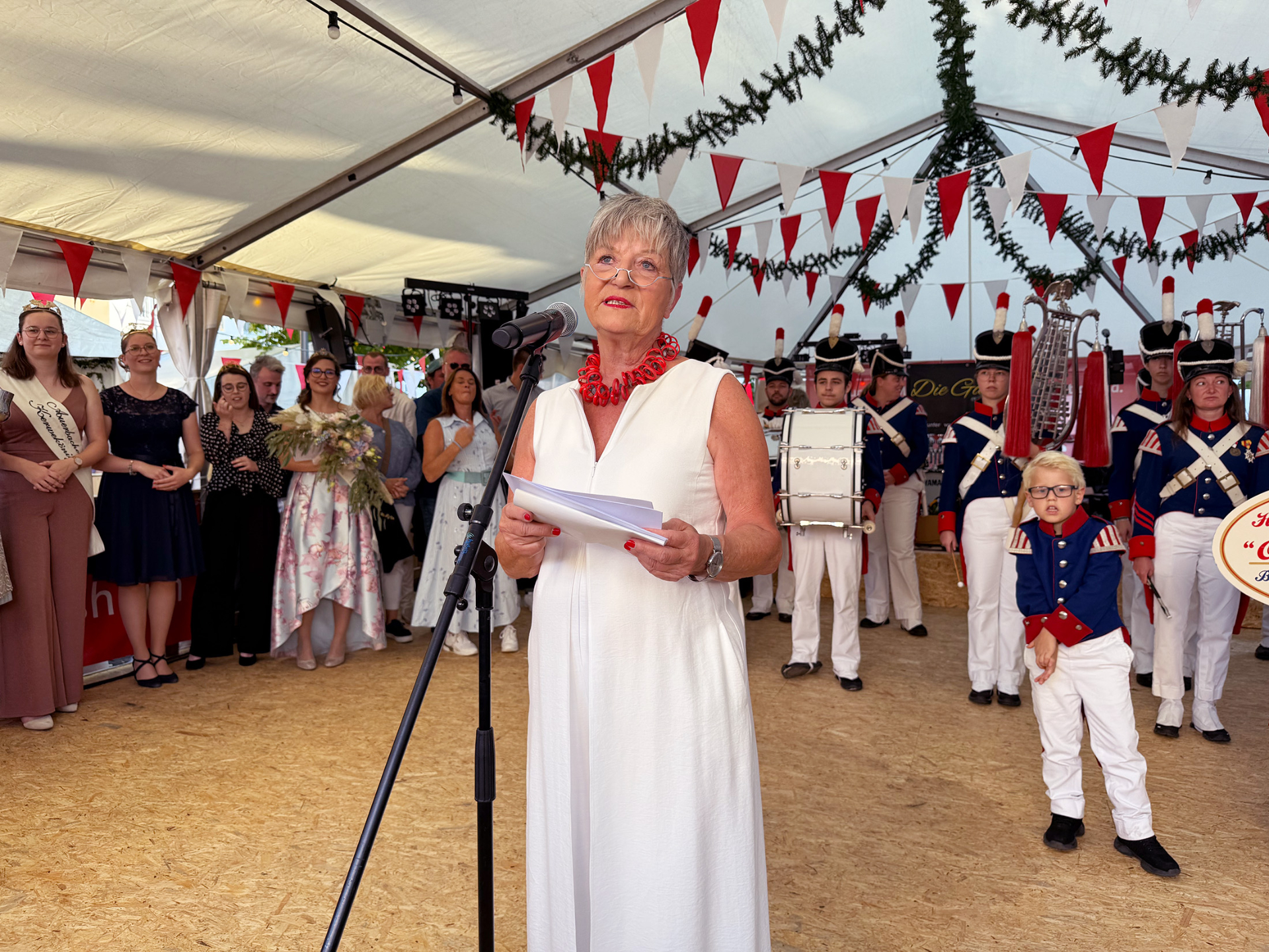 Bürgermeister Christine Klein spricht zur Eröffnung des 88. Bergsträßer Winzerfests auf dem Bensheimer Markplatz