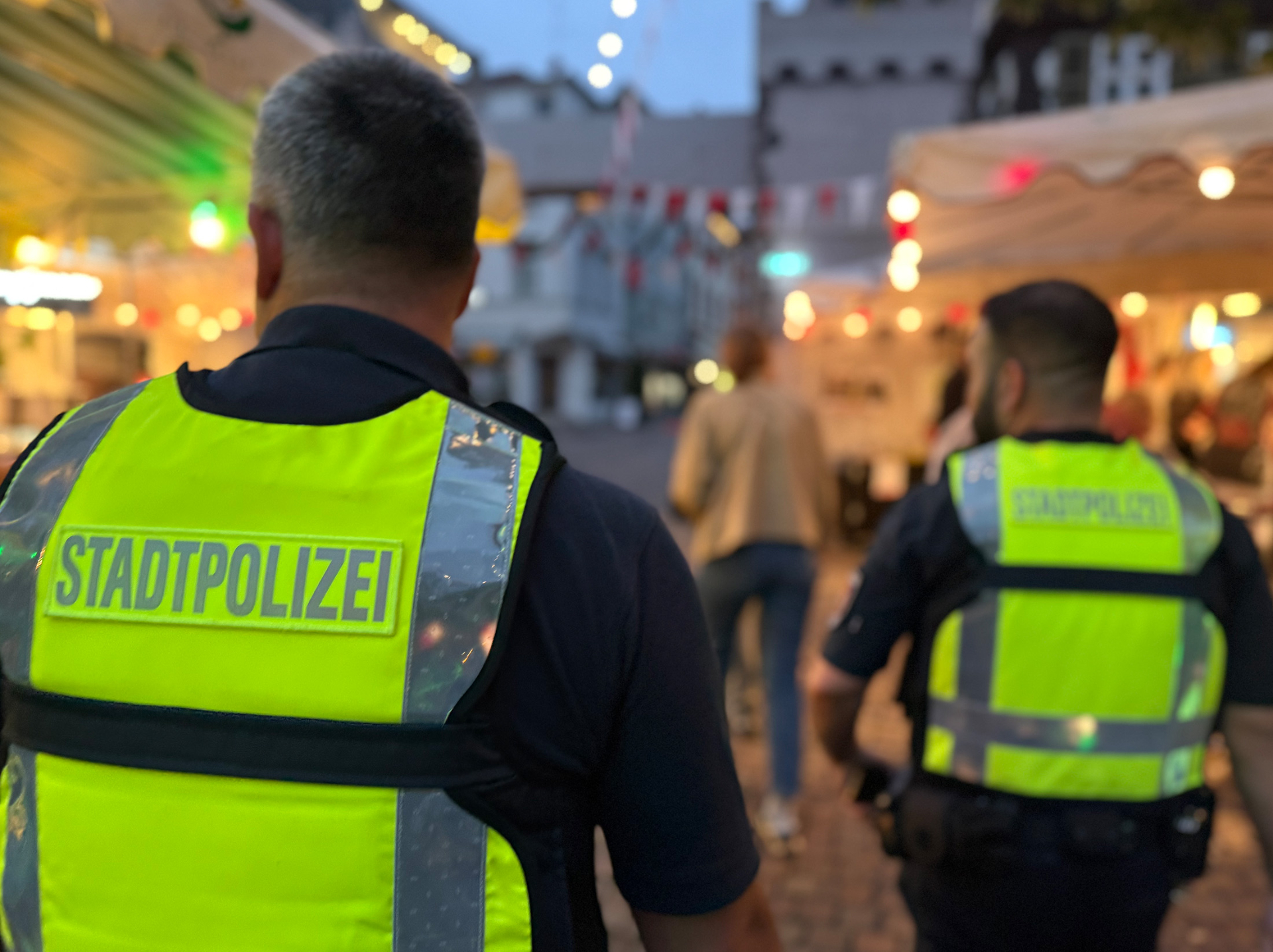 Stadtpolizei auf dem Winzerfest von hinten
