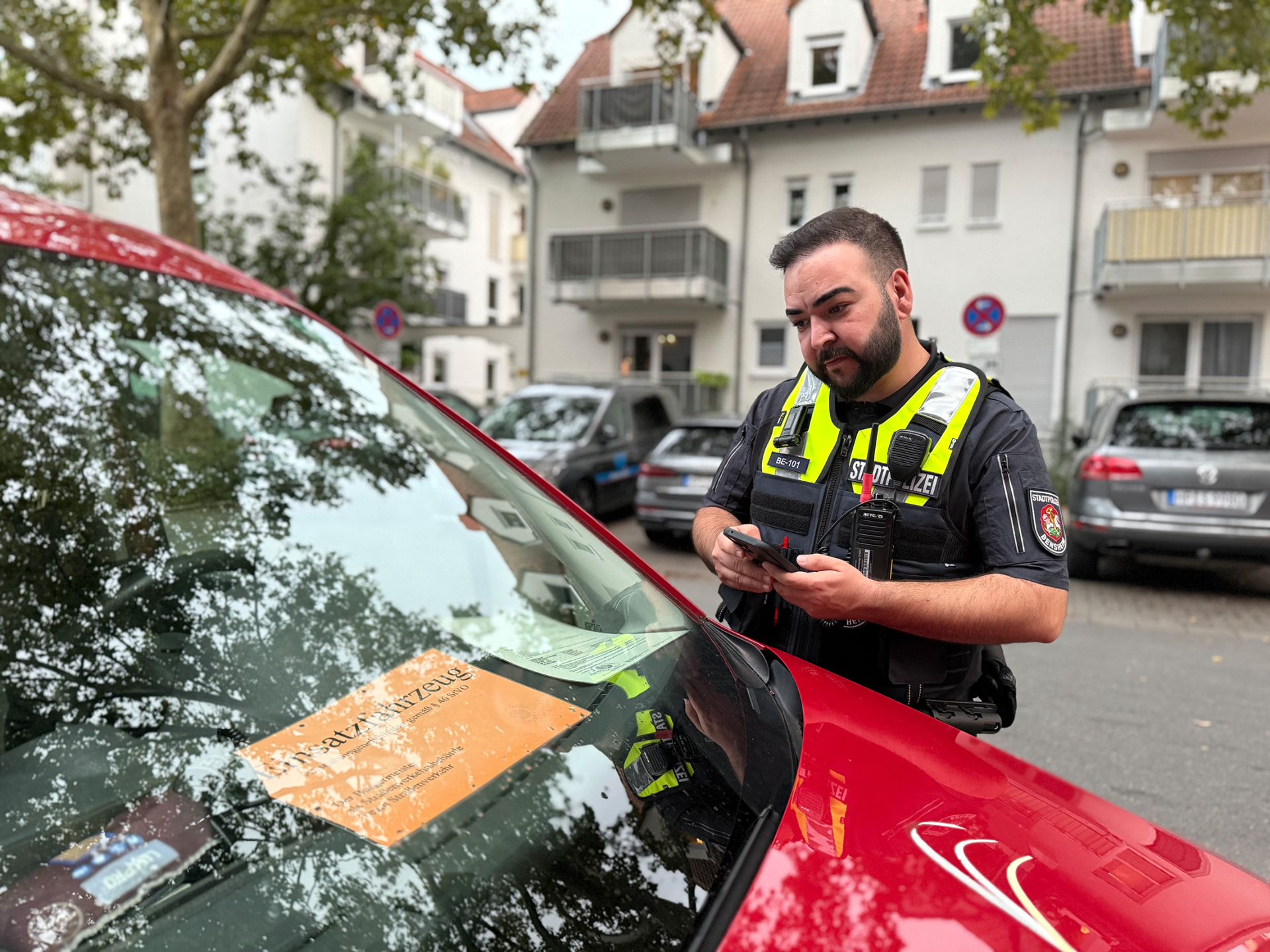 Stadtpolizist registriert Einsatzfahrzeug