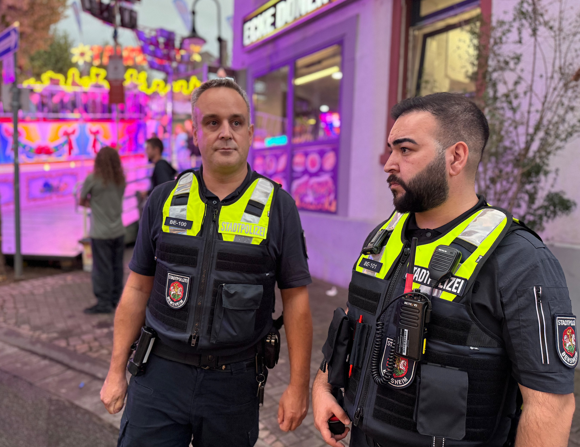 Zwei Stadtpolizisten auf dem Rummel beim Winzerfest