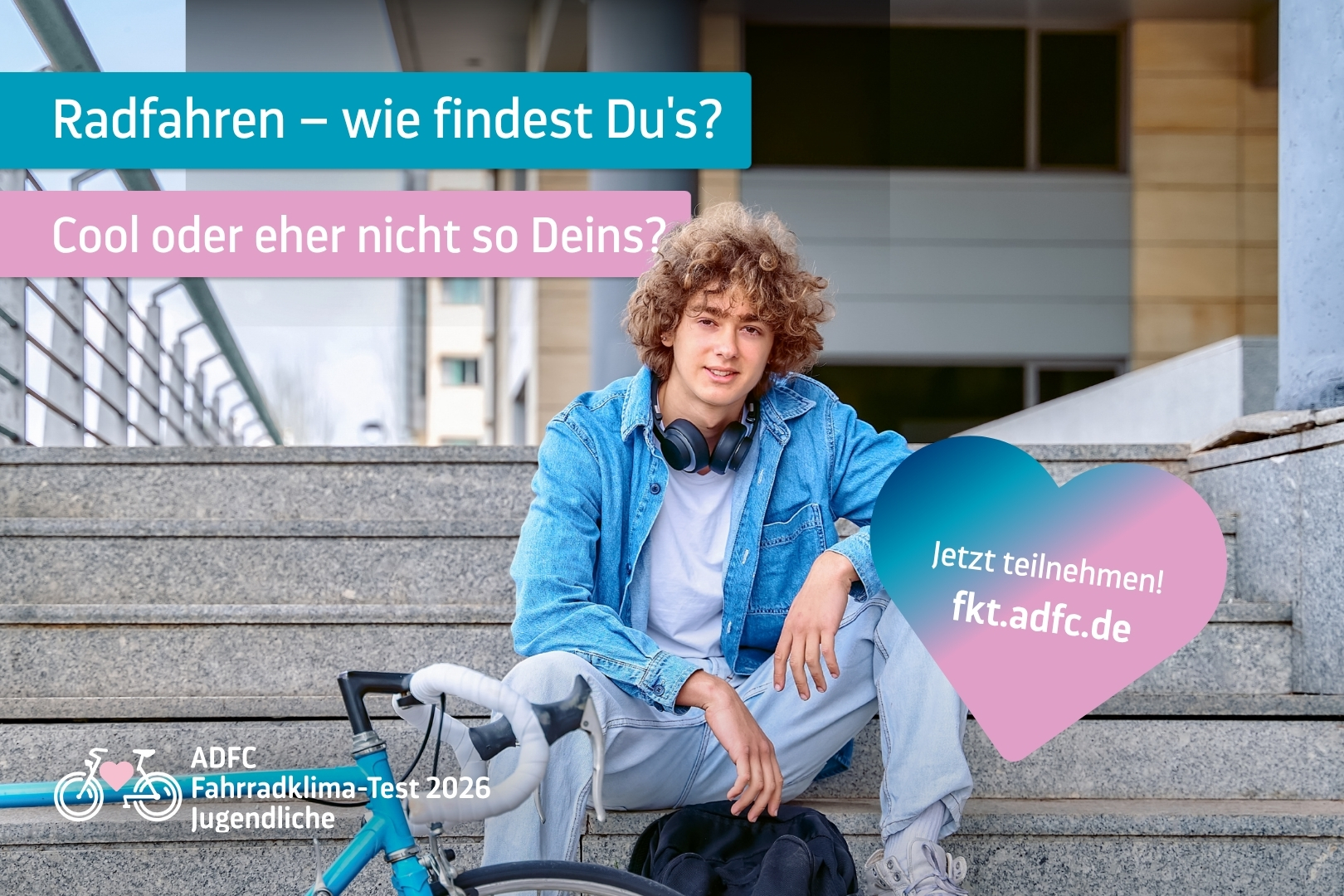 Junge Mann sitzend auf Treppe mit Fahrrad