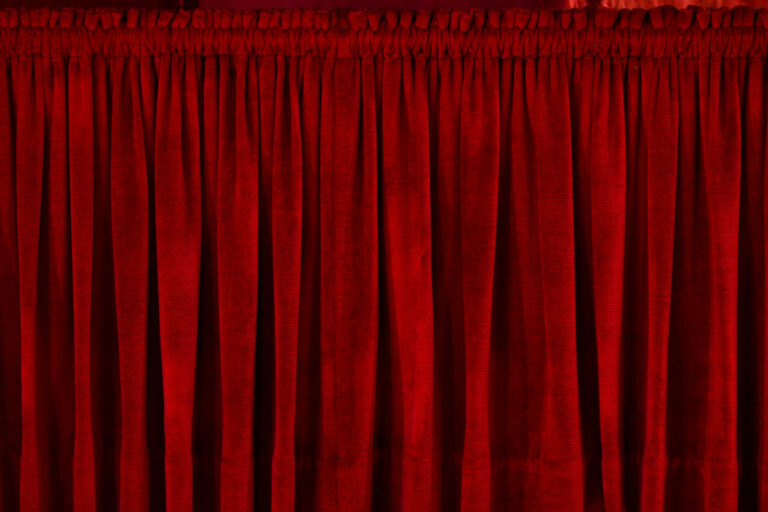 roter Theatervorhang geschlossen