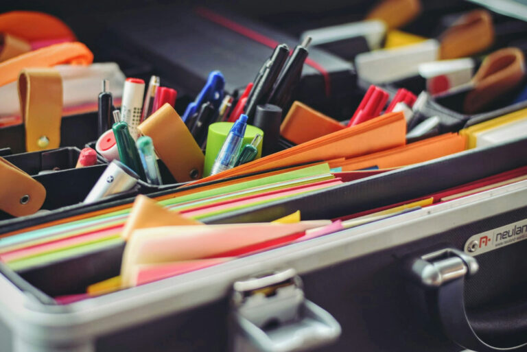 Schreibmaterial in einer Tasche
