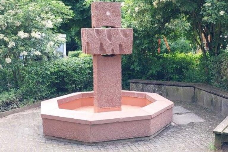 Brunnen aus rotem Sandstein in der Natur