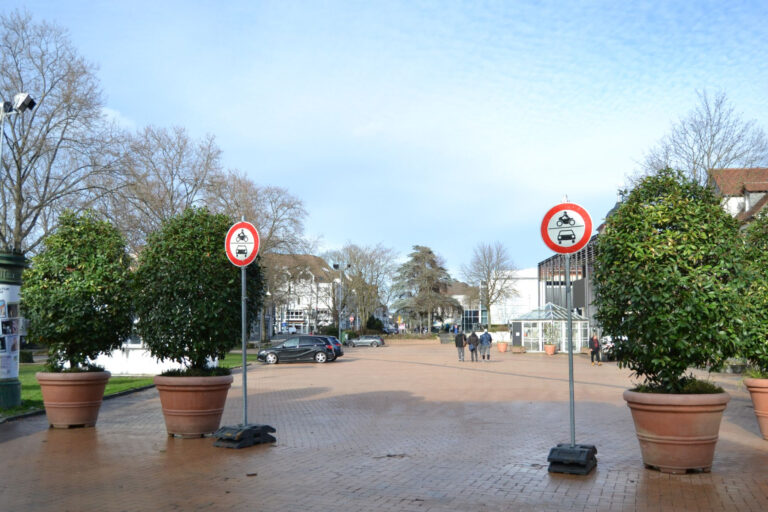 Straßenschilder auf einem Platz