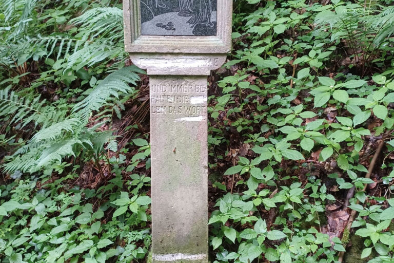 Steintafel in der Natur mit Bild und Text
