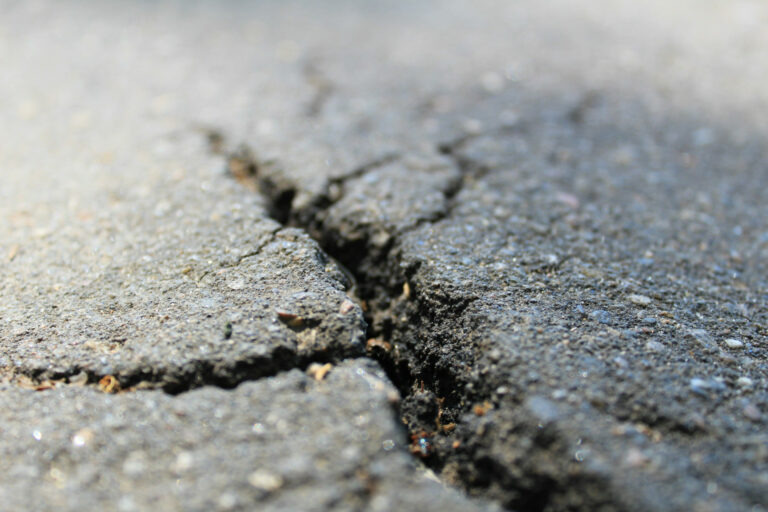 Riss im Asphalt