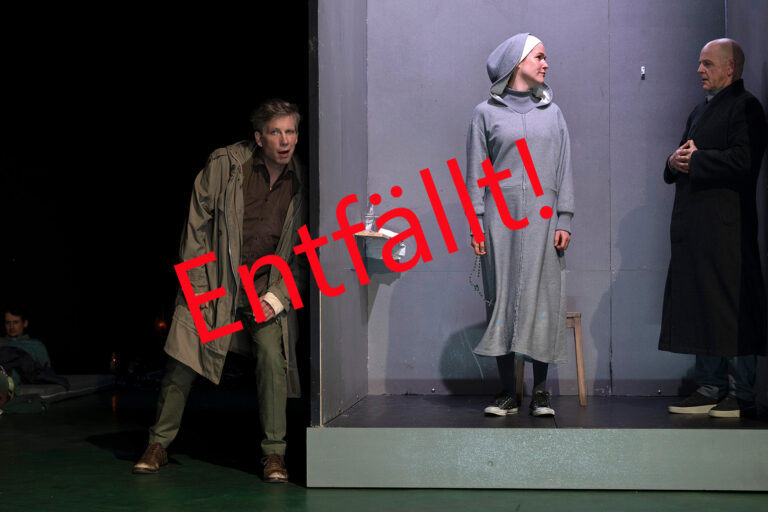 Schauspielszene mit Überschrift "Entfällt!"