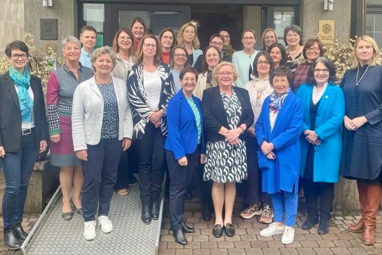 viele Frauen lächelnd vor einem Gebäude