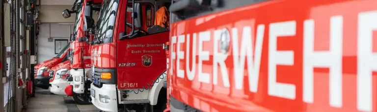 Feuerwehrautos aneinandergereiht