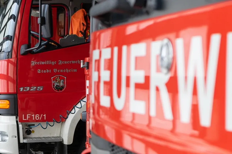 Feuerwehrautos aneinandergereiht