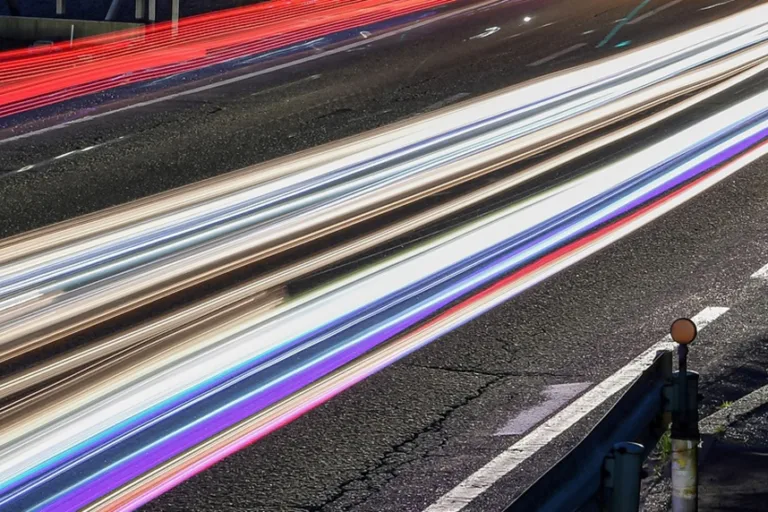 viel Verkehr bei Nacht