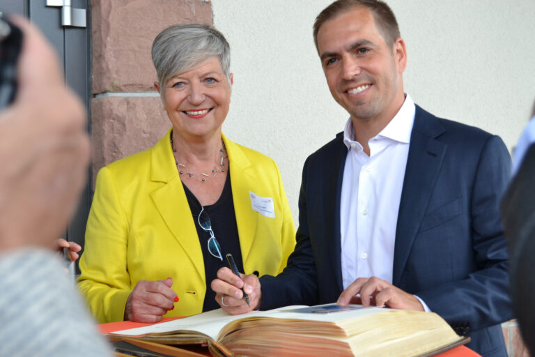 Bürgermeisterin Christine Klein und Philipp Lahm bei der Eintragung ins Goldene Buch
