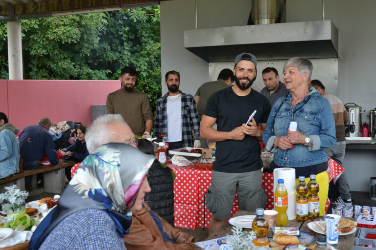 Sportfest für Geflüchtete: Menschen sitzen an einem Grillplatz
