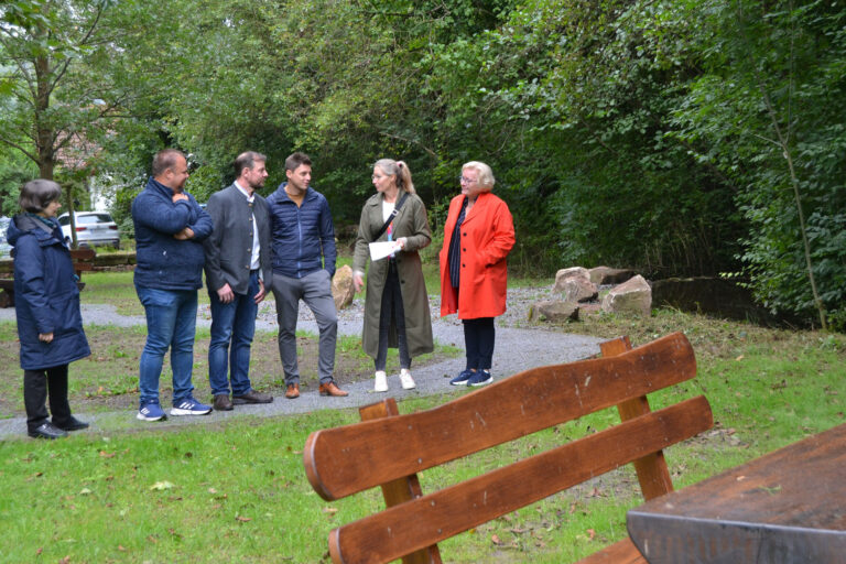 Gruppen von Menschen stehend im Rosengrund