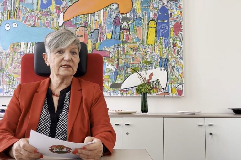 Bürgermeisterin Christine Klein hält eine Rede zum Weltkindertag