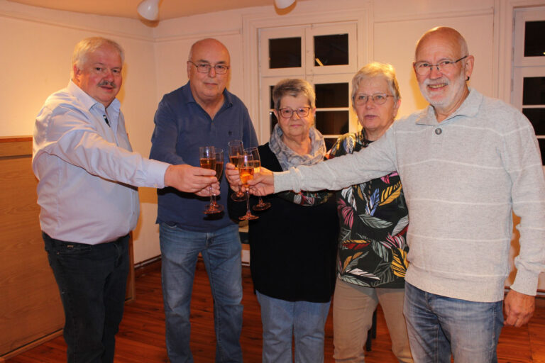 Gruppe an Menschen mit Sektgläsern in der Hand