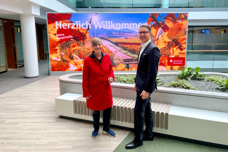 Bürgermeisterin Christine Klein und Sparkassenchef Johannes Erich Schulz stehend im neuen Vorraum der Sparkasse
