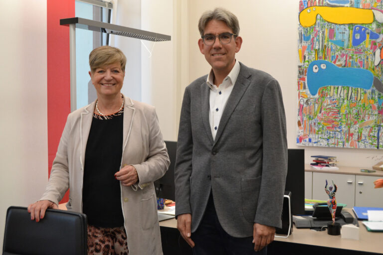 Bürgermeisterin Christine Klein und rechts Pfarrer Oliver Mattes