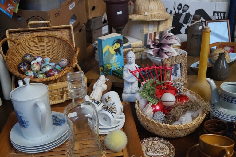 verschiedene Gegenstände auf einem Flohmarkt
