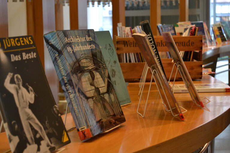 verschieden aufgestellte Bücher