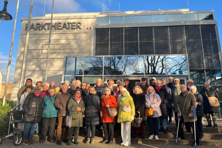 große Gruppe von Menschen vor Gebäude
