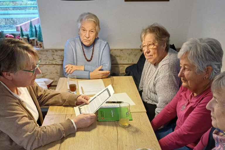 Senioren sitzend an einem Tisch