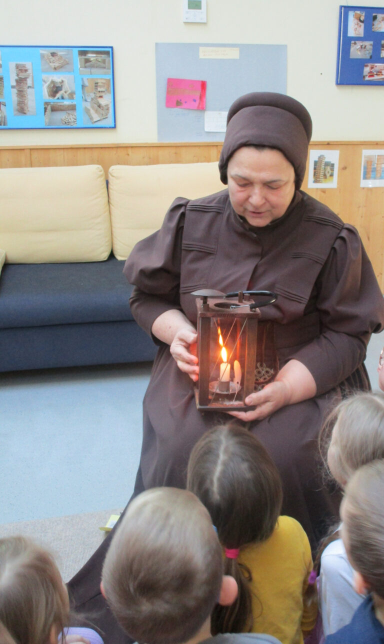 Fraa vun Bensem im Kinderhaus Effax
