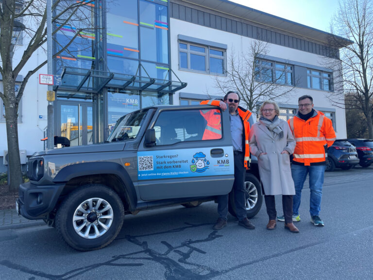 Auto mit 3 Mensch, 2 davon mit Orangenen Warnjacken