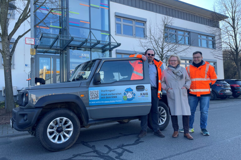 Auto mit 3 Mensch, 2 davon mit Orangenen Warnjacken