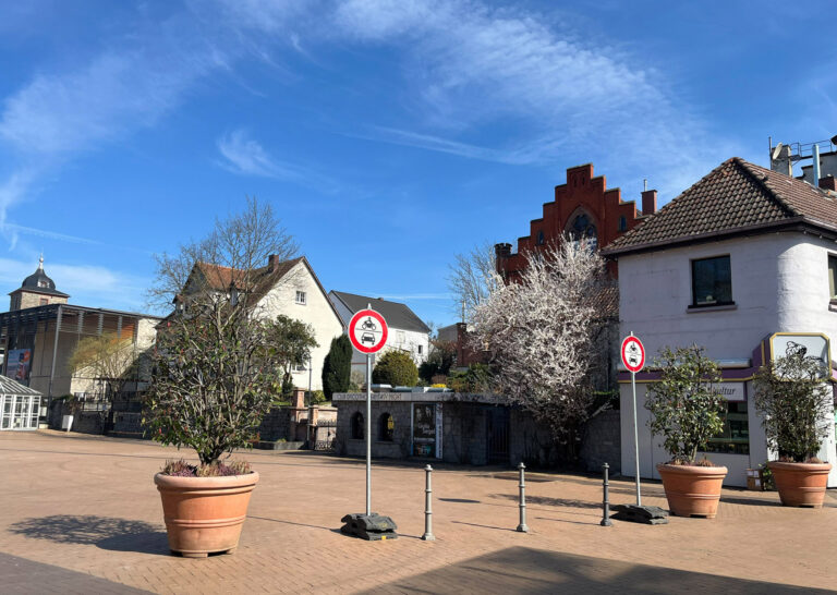 Aufgrund Parkverstöße wird die Zufahrt des Beauner Platzes mit Pollern versperrt.