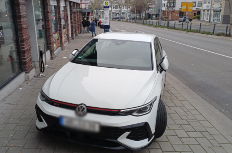 Das Gehwegparken kann mit bis zu 80 Euro sowie einem Punkt im Fahreignungsregister in Flensburg geahndet werden.