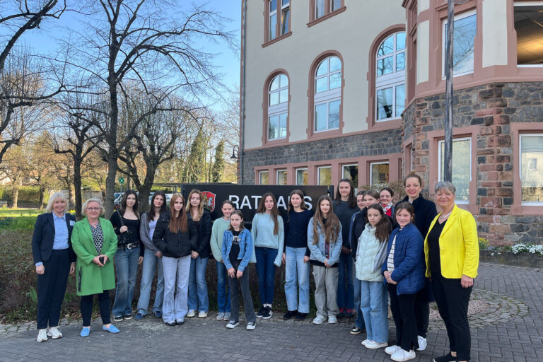 Gruppe von Jugendlichen vor dem Bensheimer Rathaus