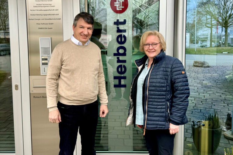 Bild zeigt Sven Herbert und Erste Stadträtin Nicole Rauber-Jung