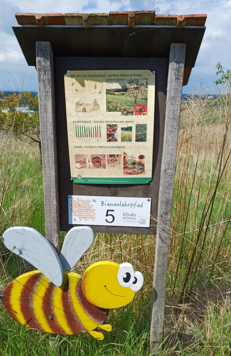 Schild Bienenlehrpfad