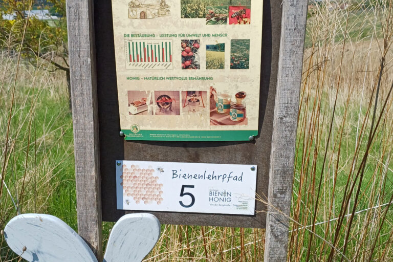 Schild Bienenlehrpfad