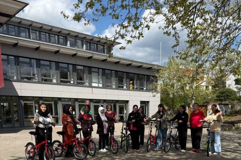 Gruppe von Frauen mit Fahrrädern in der Hand