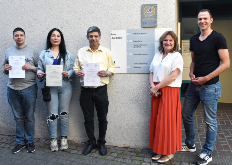 Personen mit Urkunden in der Hand