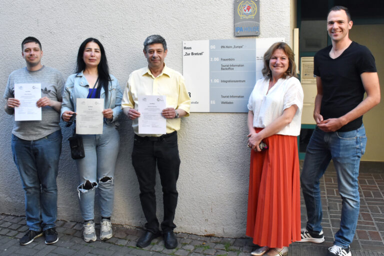Personen mit Urkunden in der Hand