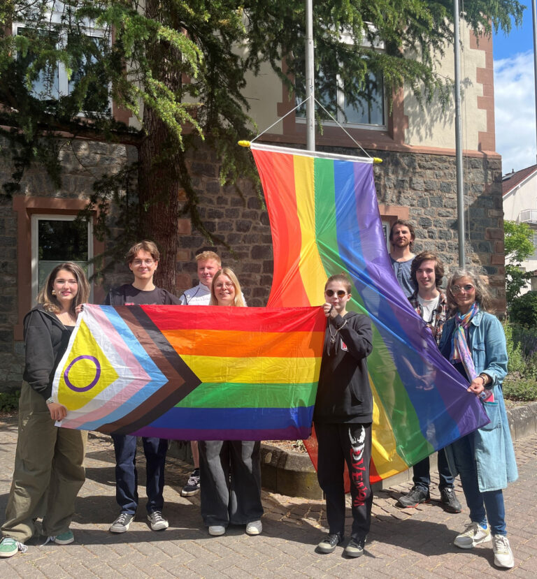 Anlässlich des IDAHOBIT* am 17. Mai hisst die Stadt Bensheim die Regenbogenfahne.