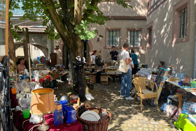 Tische mit unertschiedlichen Gegenständen