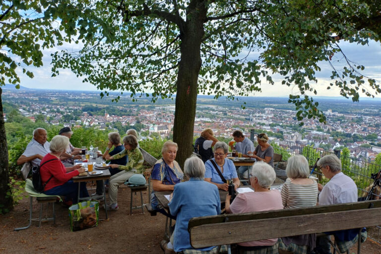 Seniorengruppe auf dem Kirchberghäuschen