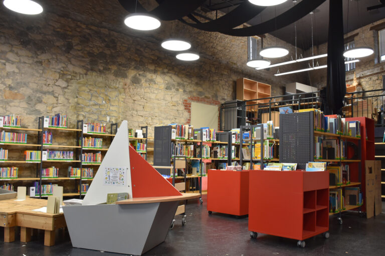 Regale halb mit Bücher eingeräumt