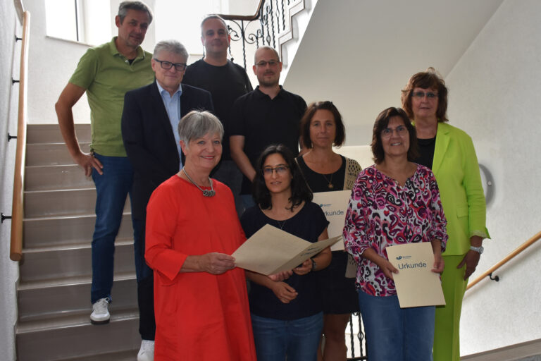 Gruppe von Personen stehend auf Treppe im Rathaus