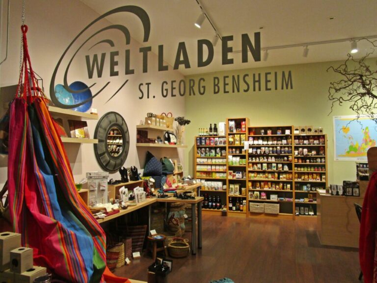 Regale mit fairen Produkten