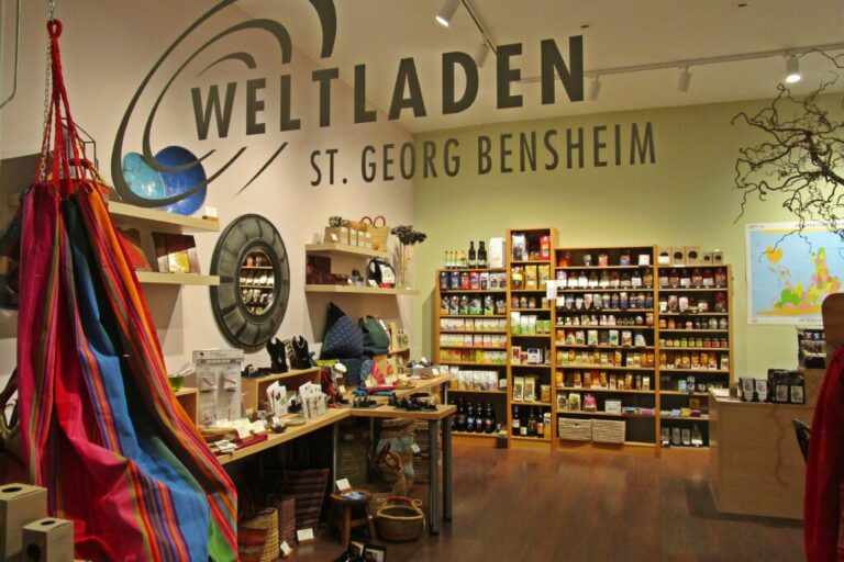 Regale mit fairen Produkten