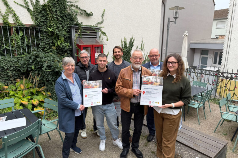 Bündnis „Partnerschaft für Demokratie“ mit Plakaten in der Hand